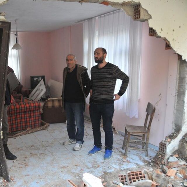 Yol için patlatılan dinamit evin duvarını yıktı