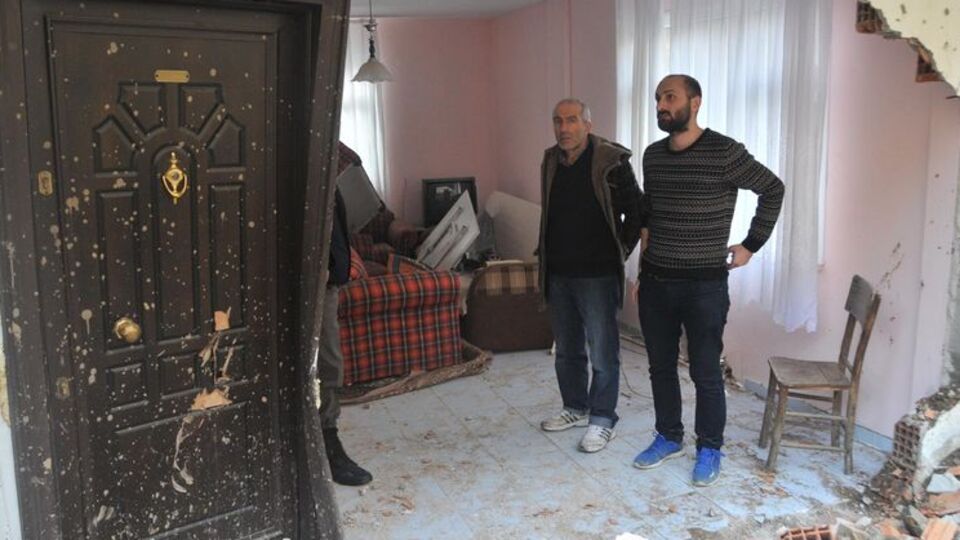 Yol için patlatılan dinamit evin duvarını yıktı