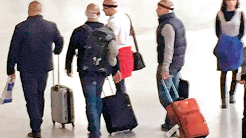 Havalimanı saç ektirip dönenlerle kaynıyor