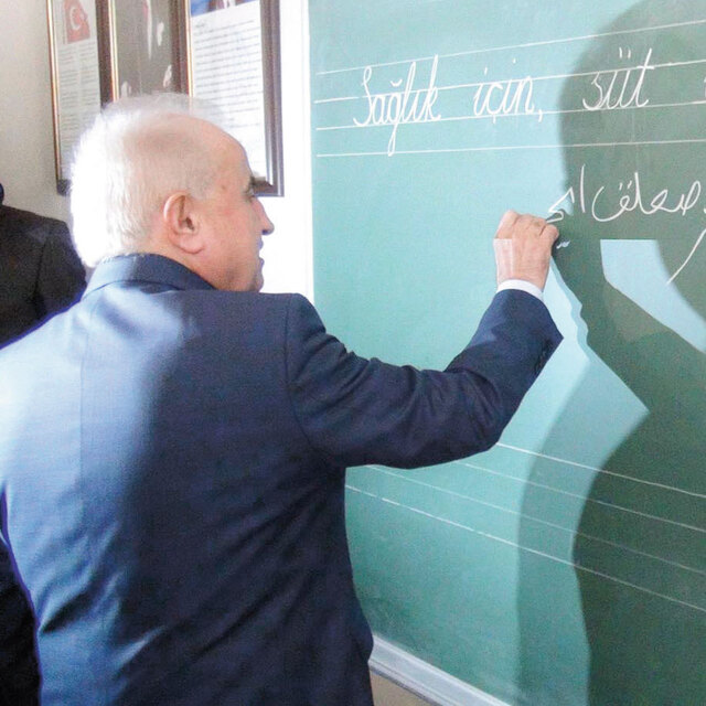 Validen 'Osmanlıca' süt mesajı