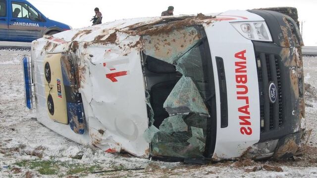 Ambulans şarampole yuvarlandı