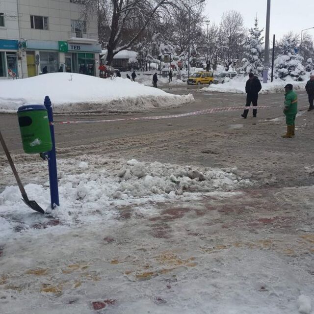 Emniyet şeridi, çöp kovası ve o!