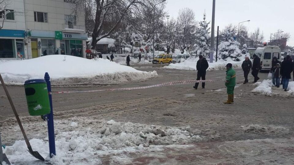 Emniyet şeridi, çöp kovası ve o!