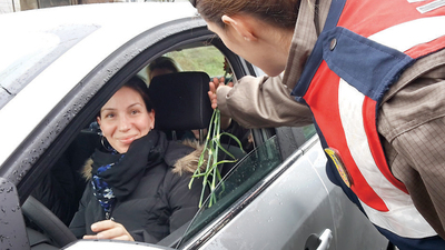 Jandarmadan karanfil sürprizi