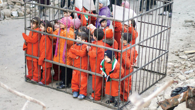 Çocuklar Esad'ı ve IŞİD'i protesto için kafese girdiler
