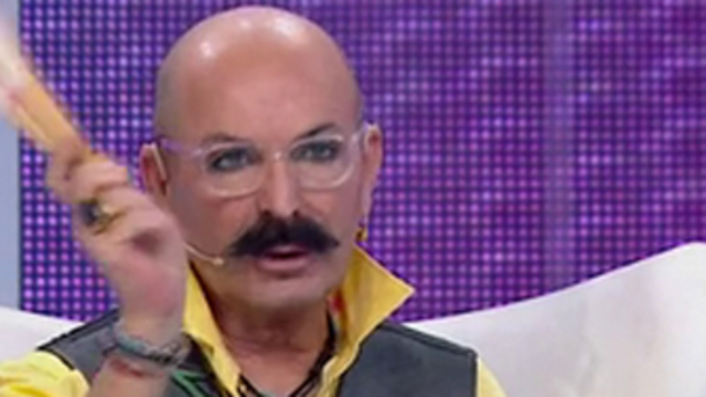 "O elbiseyi giymek senin ne haddine!"