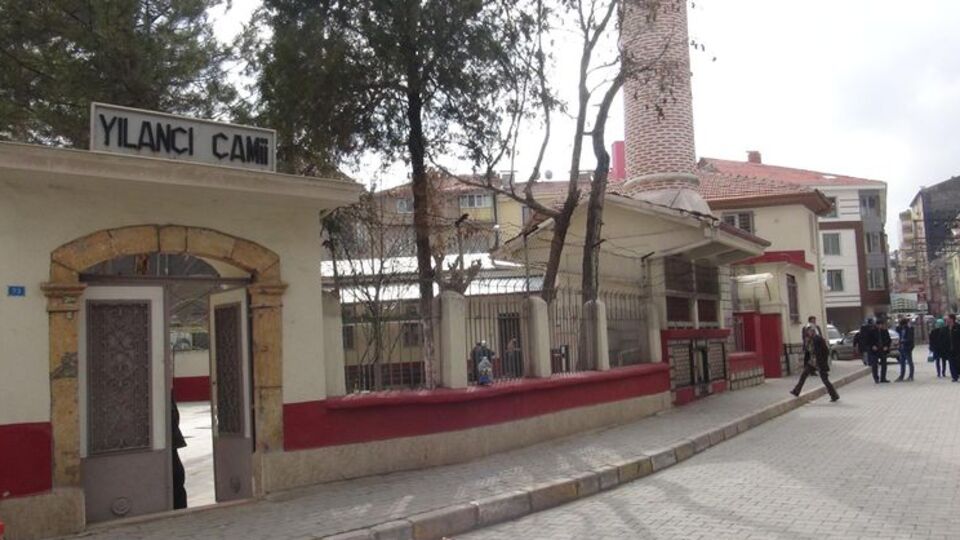 Polis memuru camide intihar etti