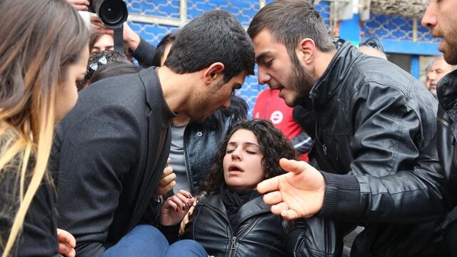 Özgecan'ın arkadaşı taziyede baygınlık geçirdi
