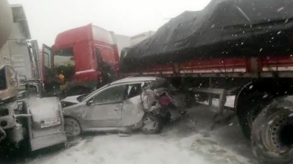 Onlarca araç birbirine girdi