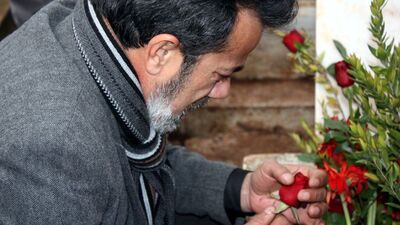 Babasından Özgecan'ın mezarında ağlatan sözler
