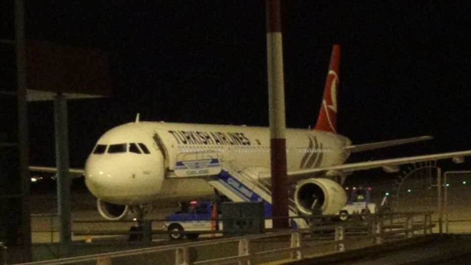 Ünlüleri taşıyan uçak İstanbul'a inemedi