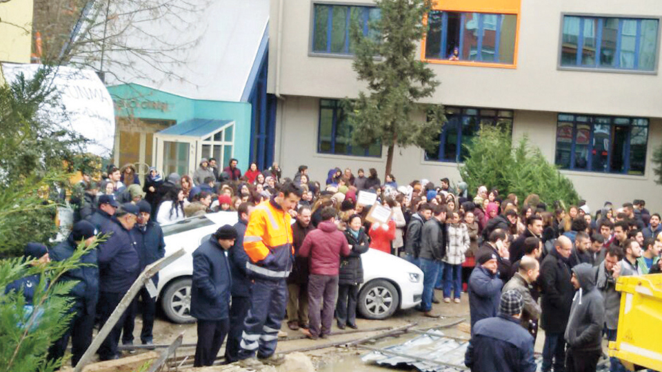 Üsküdar Üniversitesi'nde Minübüs kavgası