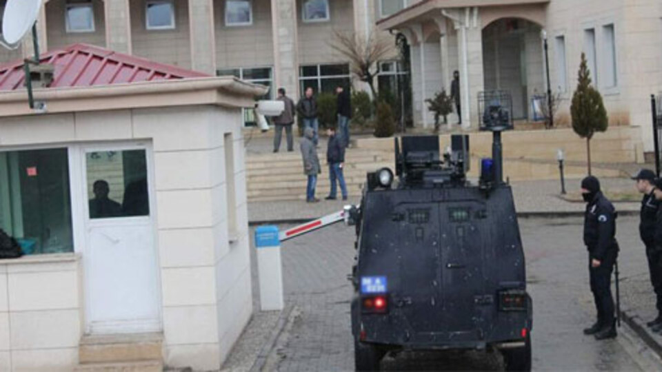 9 polis'e tutuklama talebi, 2 polis serbest bırakıldı