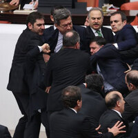 Meclis'te yine kavga çıktı