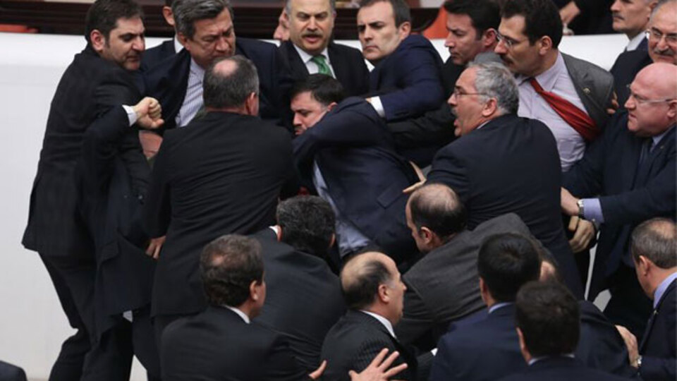 Meclis'te yine kavga çıktı