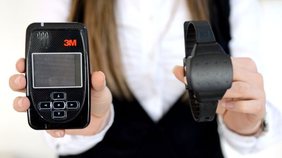 İşte kadına şiddetle mücadelede kullanılacak elektronik bileklik