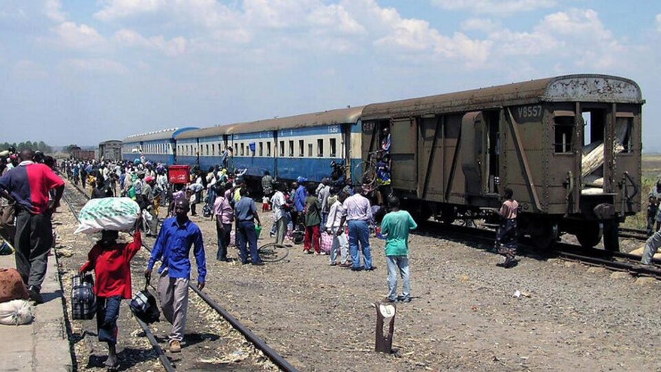 Yük treni devrildi: 17 ölü