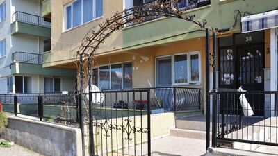 Gizlice evine girdiği genç kadını kemerle boğmaya çalıştı