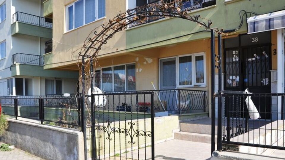 Gizlice evine girdiği genç kadını kemerle boğmaya çalıştı