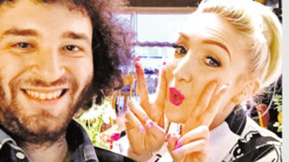 'Kadınlar aynaya bakmak yerine selfie çekiyor'