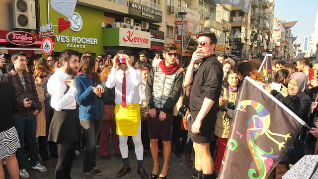 İzmir'de erkeklerden mini etekli Özgecan eylemi