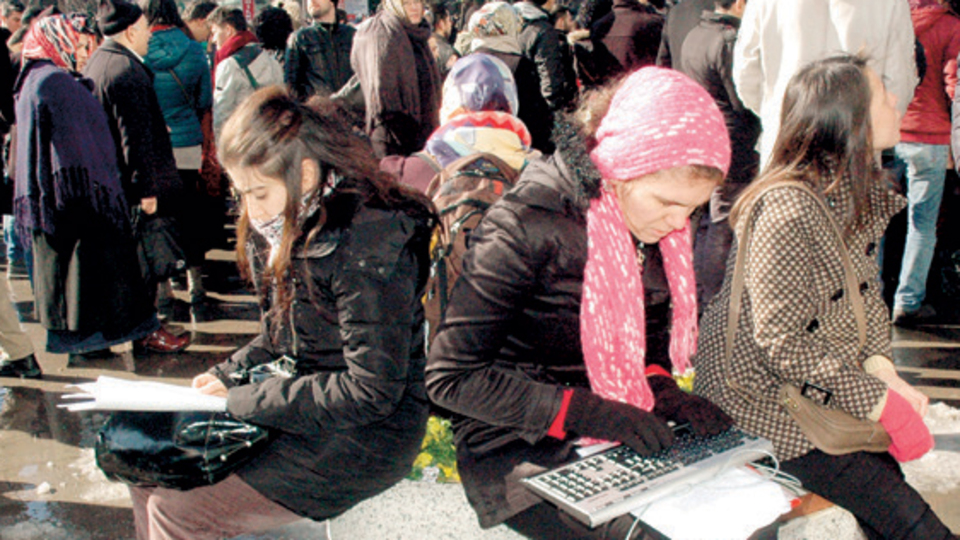 Adliye önünde klavye yarışı