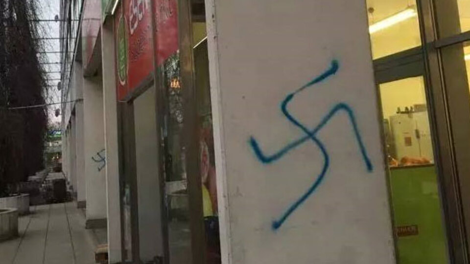 Türklere ait işyerinin duvarına Nazi sembolleri çizdiler