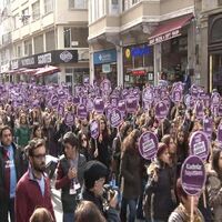 Yüzlerce kadın Özgecan için yürüdü