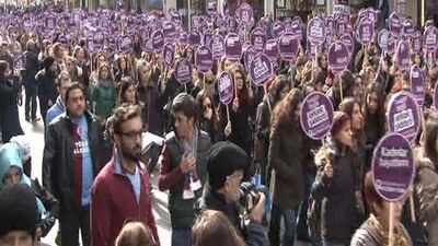Yüzlerce kadın Özgecan için yürüdü