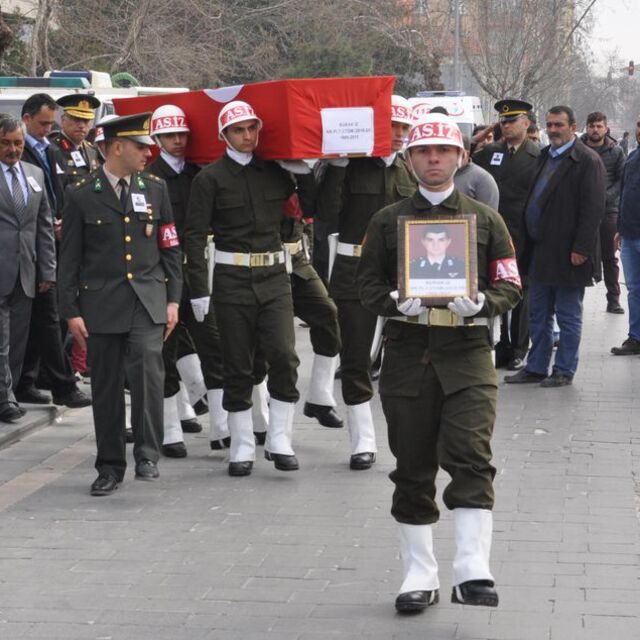 Üsteğmen Burak'a gözyaşlarıyla veda