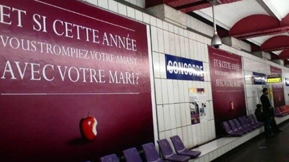 Billboardlarda 'Eşini aldat' ilanları!