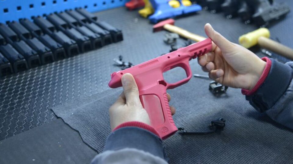 Kadınlara özel pembe tabanca!