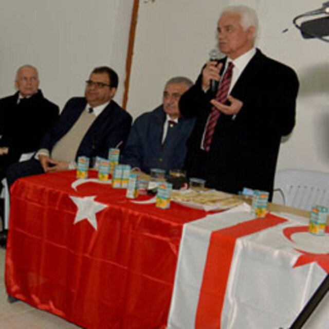 Bayrağa sofra bezi muamelesi!