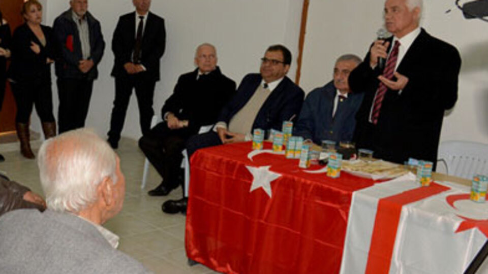 Bayrağa sofra bezi muamelesi!
