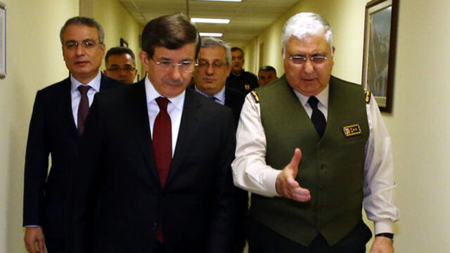Başbakan Davutoğlu'ndan karargâhta şükür namazı!