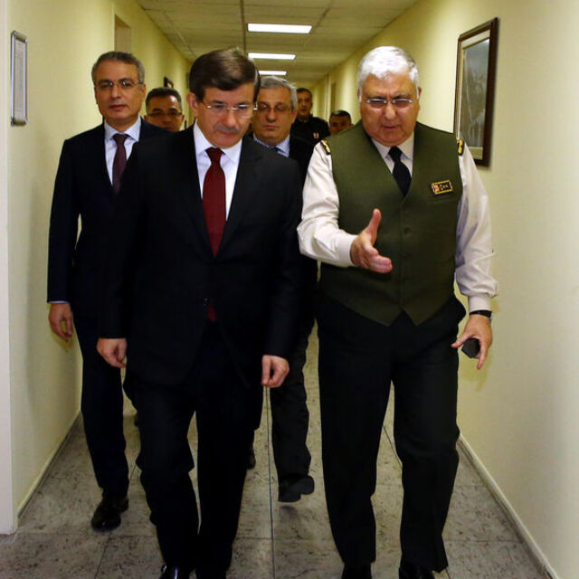 Başbakan Davutoğlu'ndan karargâhta şükür namazı!