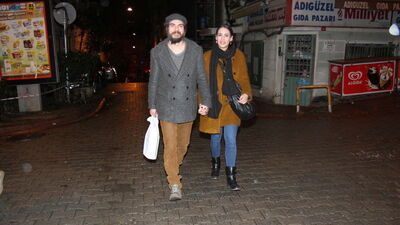 Liseli aşıklar gibi el ele...