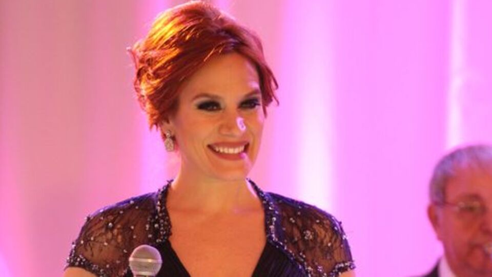 Kızının düğününde şarkı söyledi