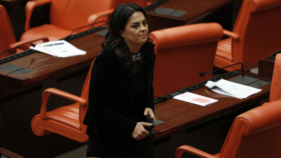 Özür diledi, Meclis karıştı!