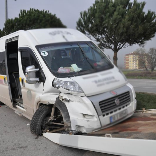 Öğrenci servisi kaza yaptı: 13 yaralı