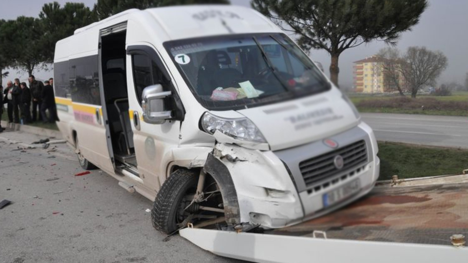 Öğrenci servisi kaza yaptı: 13 yaralı