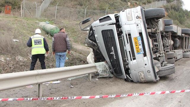 TIR bariyere girdi
