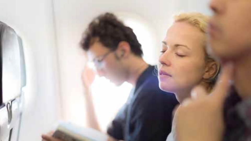 Uçakta uyumanın 5 püf noktası