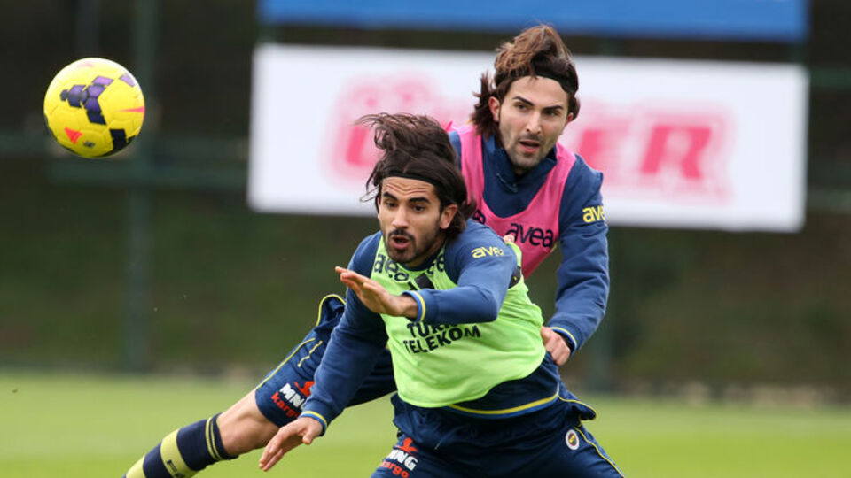 Fenerbahçe'ye derbi öncesi iki şok birden!