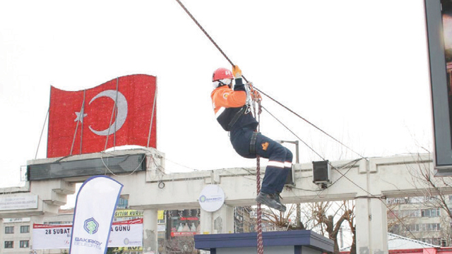 İp üstünde hasta taşıdılar