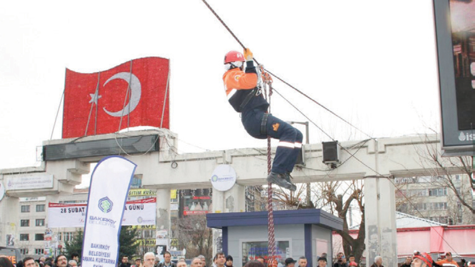 İp üstünde hasta taşıdılar