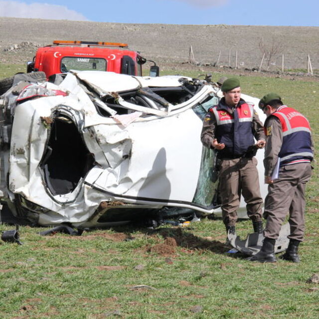 Polisin kovaladığı otomobi takla attı