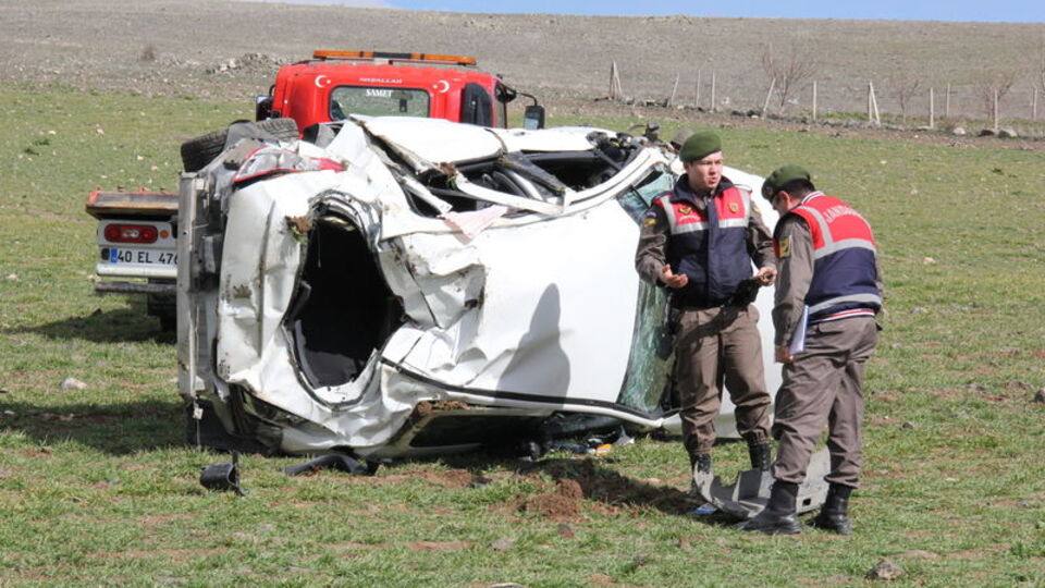 Polisin kovaladığı otomobi takla attı