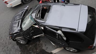 Ünlü şarkıcının yeğeni ile reklam oyuncusu araçta sıkıştı!