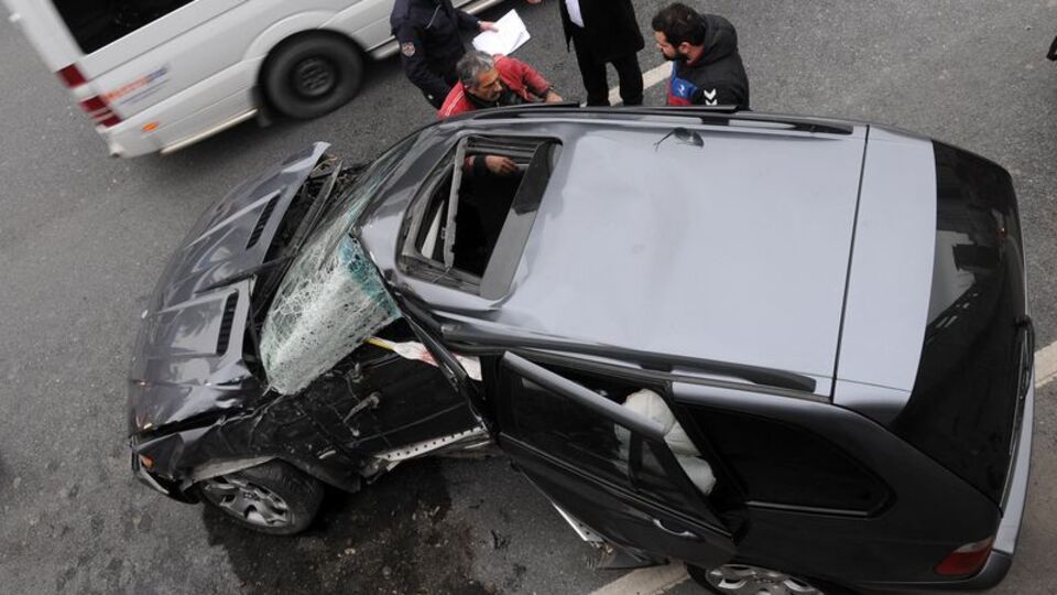 Ünlü şarkıcının yeğeni ile reklam oyuncusu araçta sıkıştı!